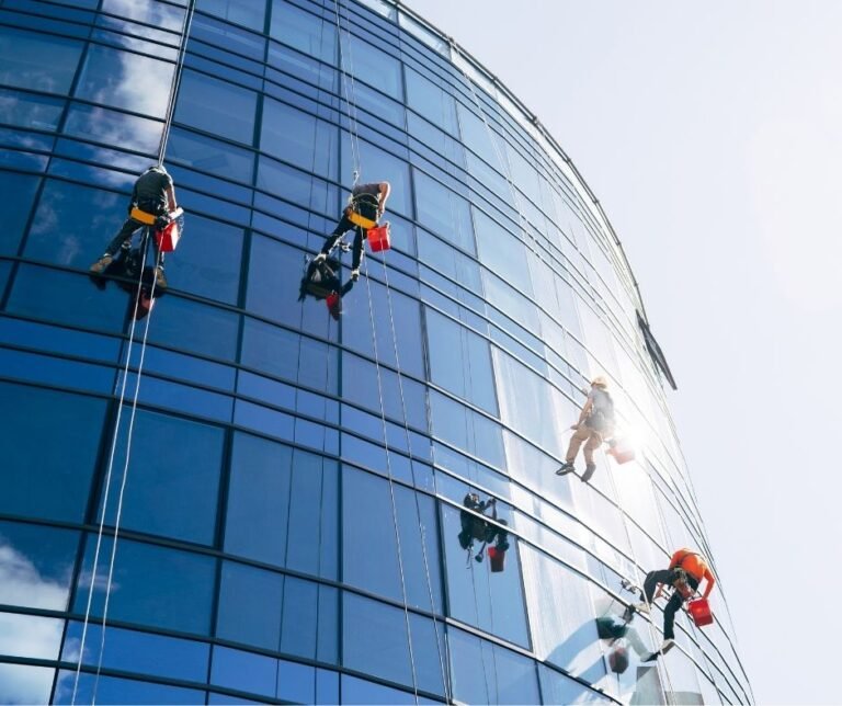 تنظيف الواجهات الزجاجية بدقة واحتراف