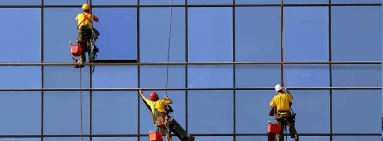 خدمات تنظيف الواجهات الزجاجية في المباني